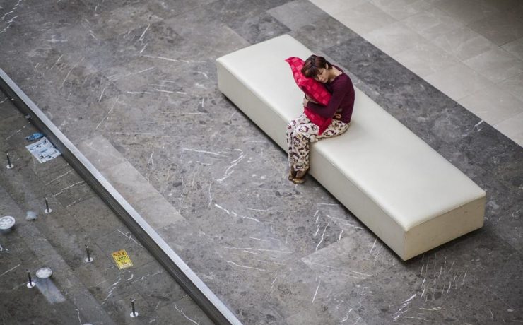 Somnul și inflamația: cât de mult contează orele de odihnă în recuperarea corpului 5 O persoană odihnindu-se confortabil în pat, cu un mediu de somn relaxant, într-o cameră întunecată și liniștită. Somnul de calitate este esențial pentru sănătatea și bunăstarea noastră, iar articolul nostru dezvăluie secretele unui somn odihnitor. Descoperă cum să învingi insomnia și să îți recâștigi liniștea nopții