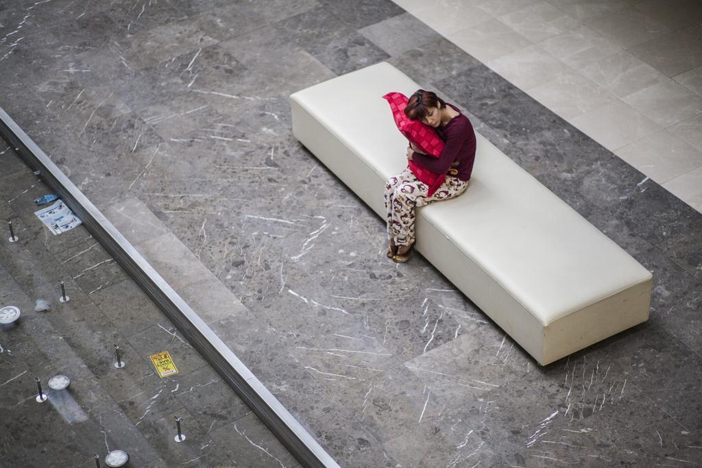 O persoană odihnindu-se confortabil în pat, cu un mediu de somn relaxant, într-o cameră întunecată și liniștită. Somnul de calitate este esențial pentru sănătatea și bunăstarea noastră, iar articolul nostru dezvăluie secretele unui somn odihnitor. Descoperă cum să învingi insomnia și să îți recâștigi liniștea nopții